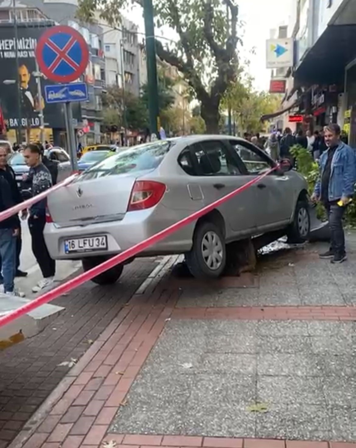 Bursa’da Yolun Karşısına Geçmek Isteyen Lise Öğrencisine Otomobil Çarptı (3)