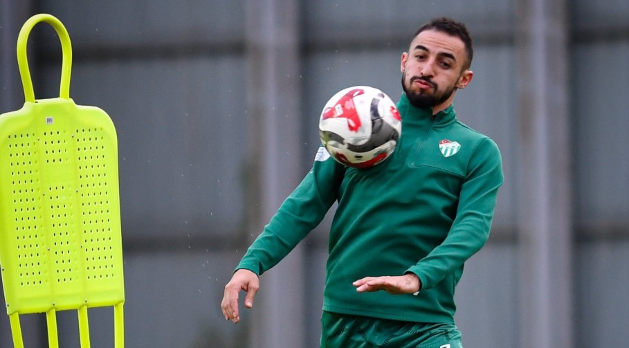 Bursaspor'dan Antrenman Sonrası Başkan Enes Çelik’e Doğum Günü Sürprizi (1)