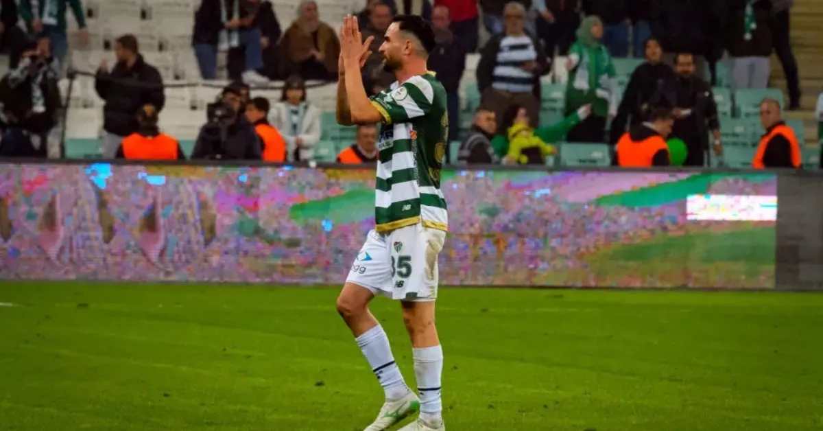Bursaspor’un Tecrübeli Oyuncusu Musa Çağıran, Uzun Süreli Sakatlığının Ardından Menemen Fk Maçında Ilk 11’De Sahaya Çıkarak Yeniden Forma Giydi (1)