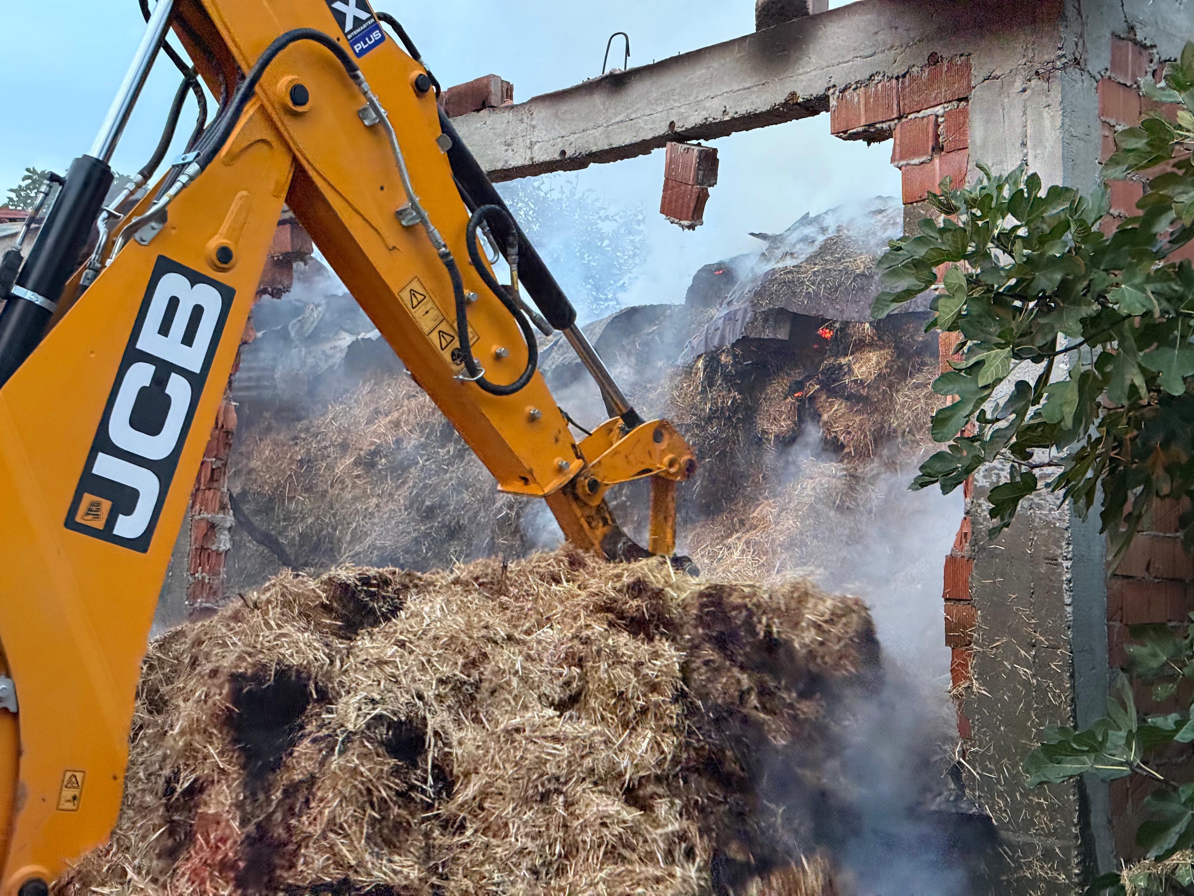 Çatalca’da Samanlık Yangını Eve Sıçradı, 4 Hayvan Telef Oldu (2)