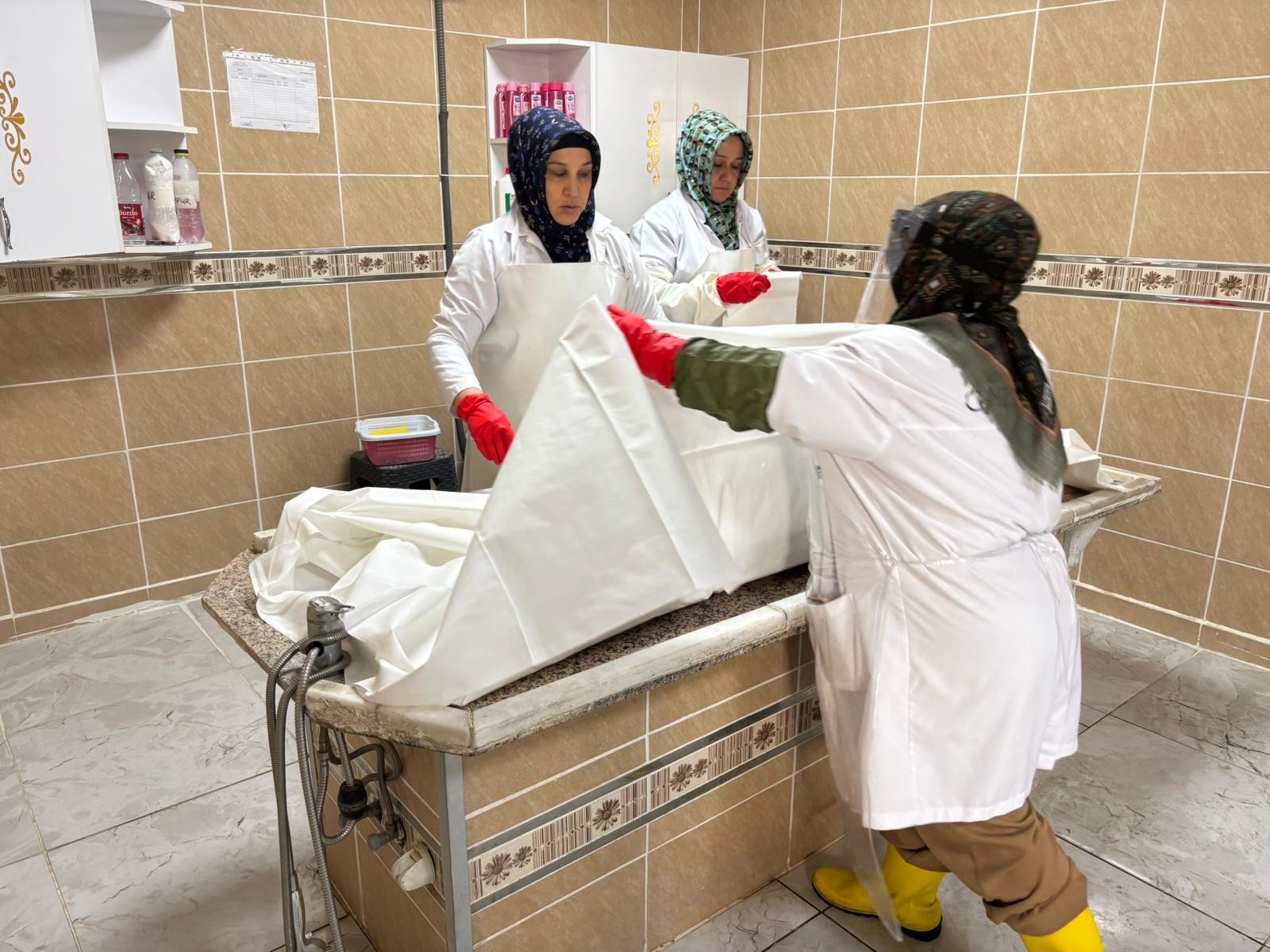 Cenazeleri Kadın Gassallar Hazırlıyor Gencgazete (3)