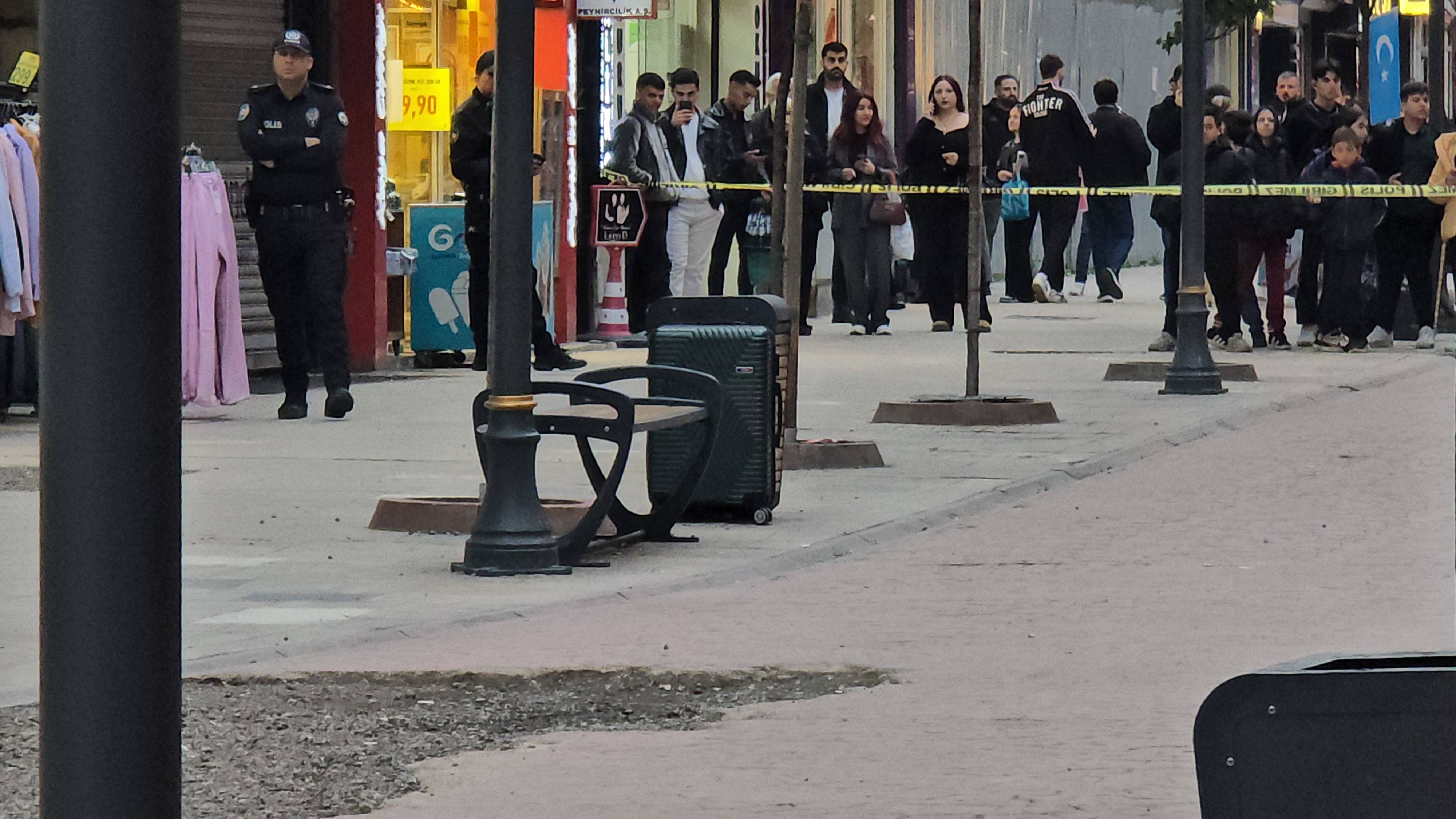 Çöp Kutusu Yanına Bırakılan Valiz Paniğe Neden Oldu (4)