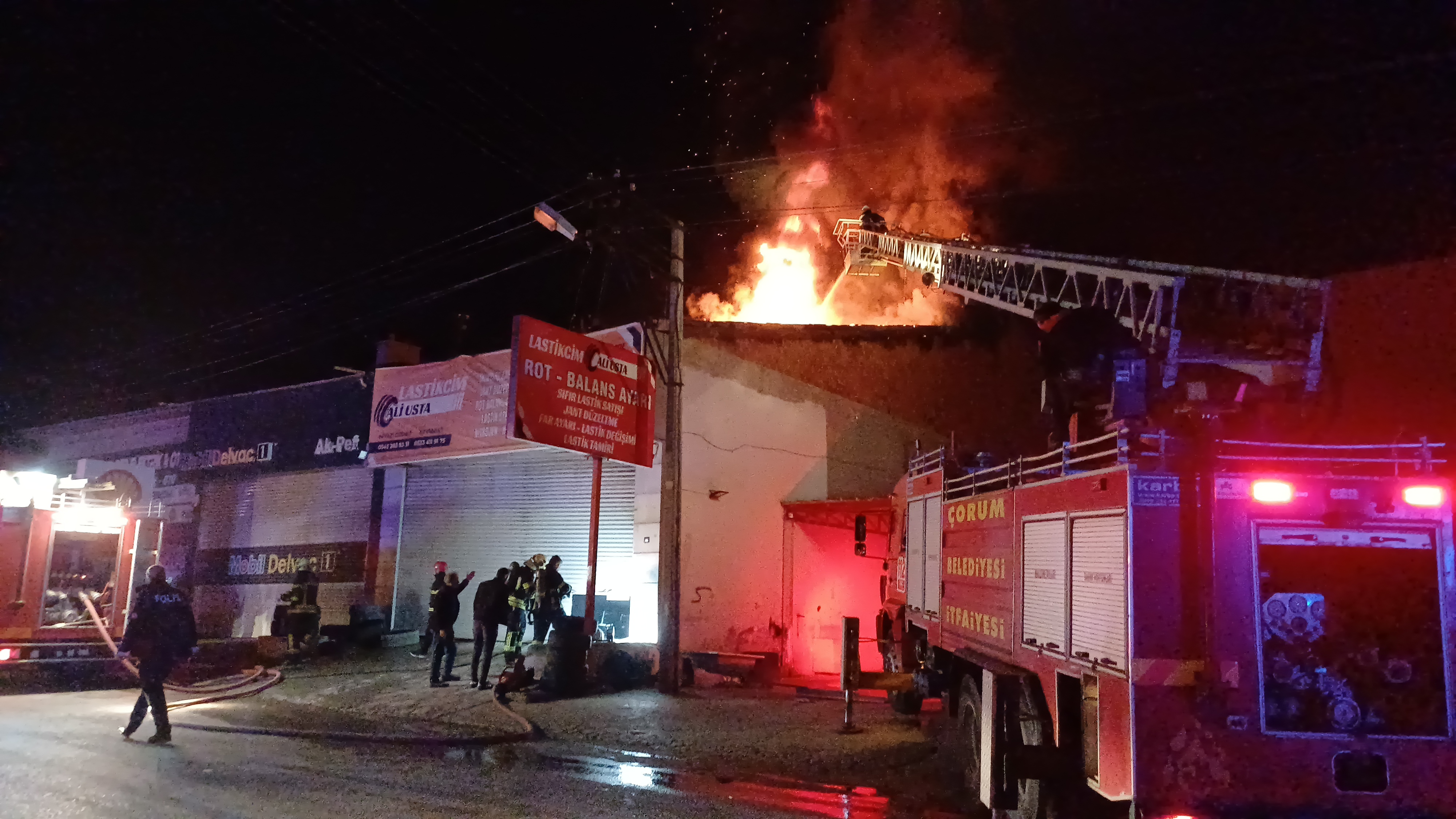 Çorum’da Lastik Tamirhanesinde Yangın (1)