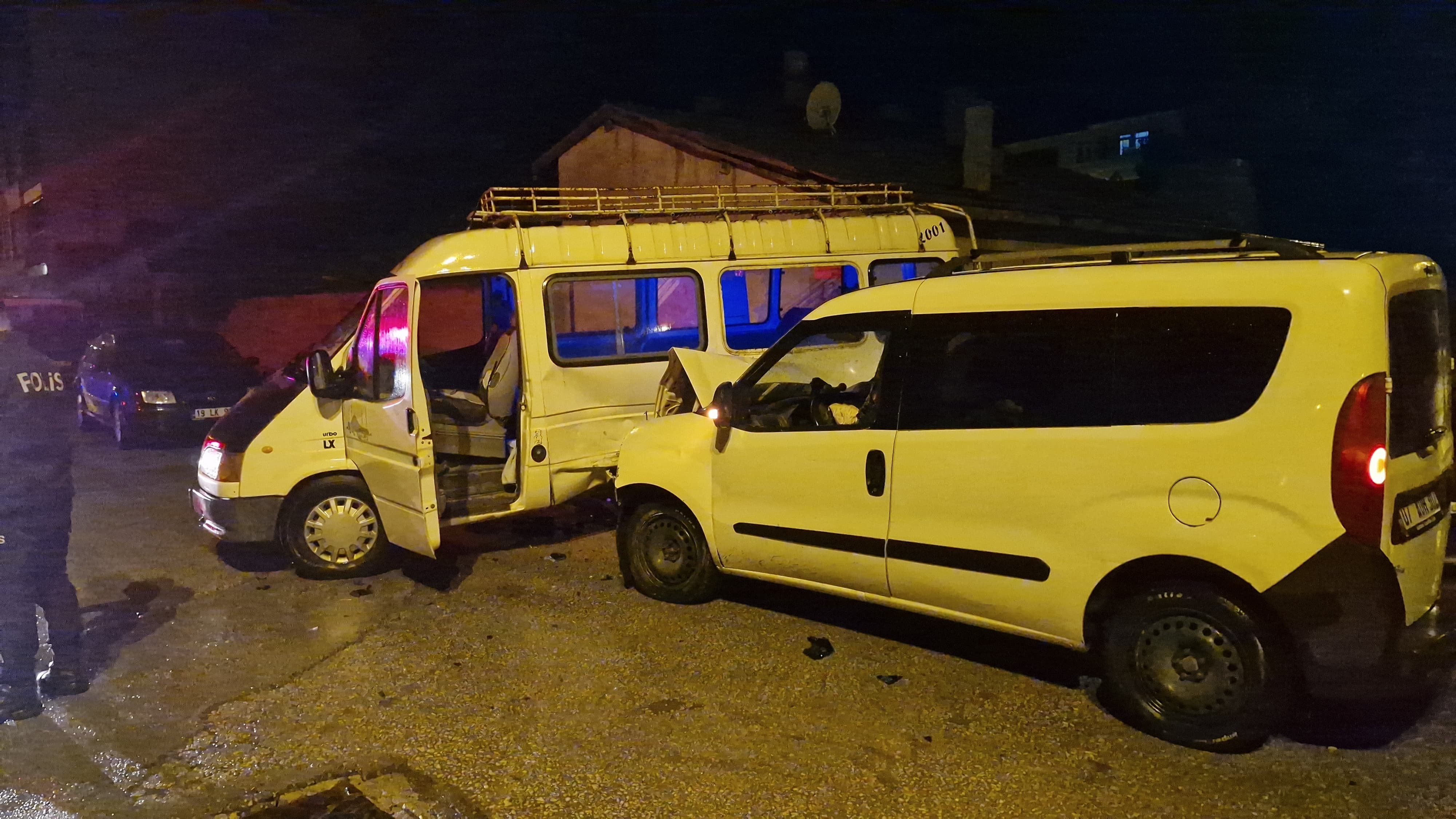 Çorum’da Minibüs Ile Hafif Ticari Araç Çarpıştı (2)