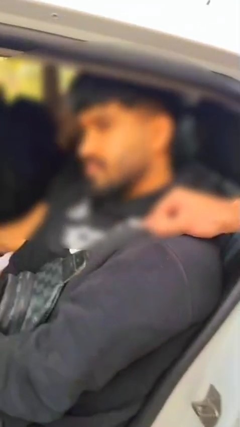 Düğün Aracı Süsü Verilen Otomobilden 5 Kaçak Göçmen Çıktı (1)