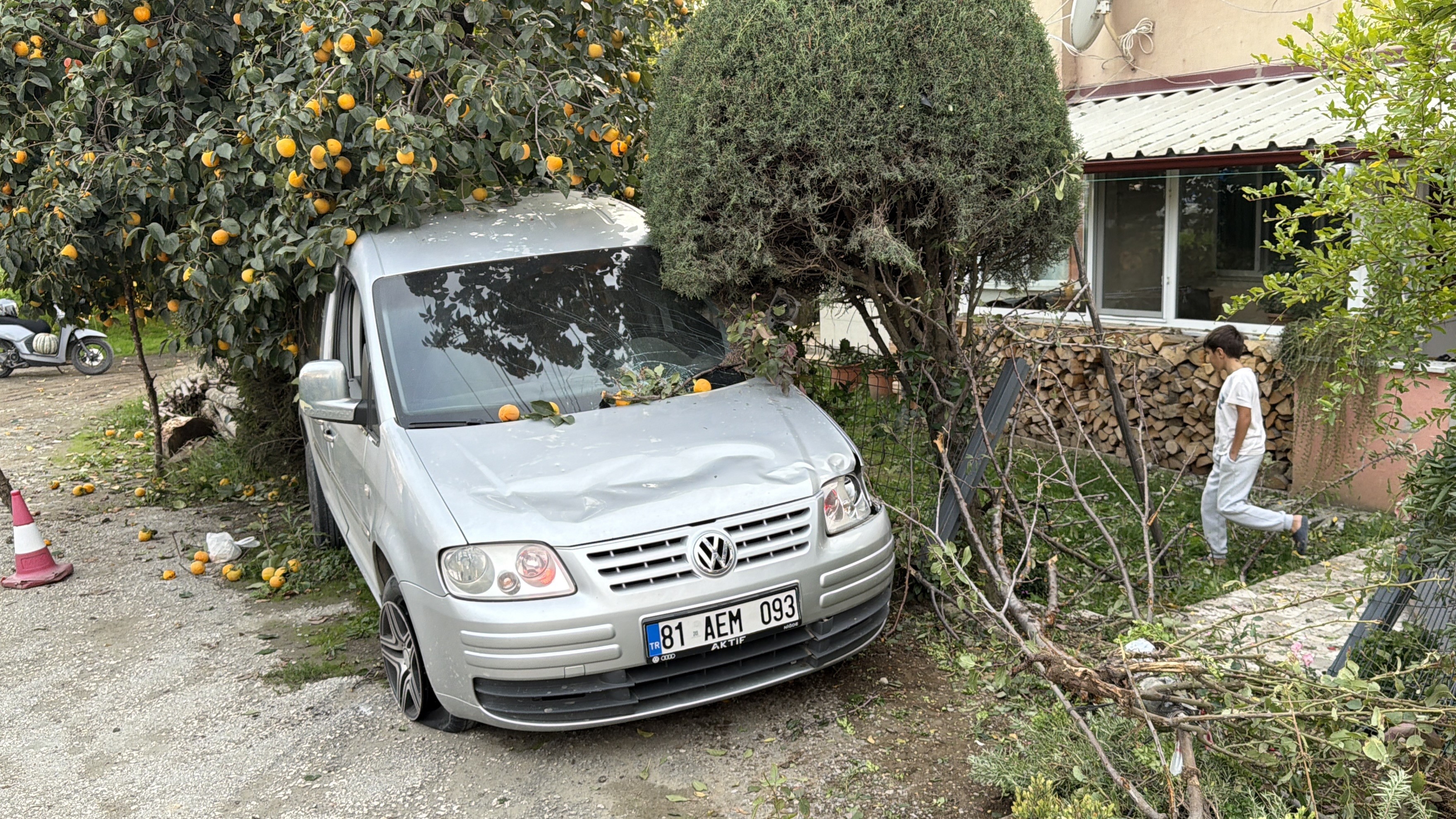 Durakta Beklerken Aracın Çarptığı Kadın Ve Çocuk Ağır Yaralandı (1)