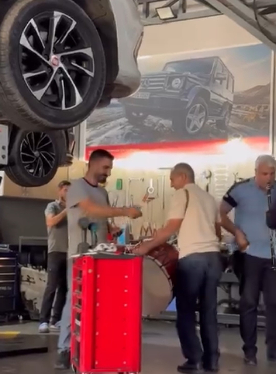 Elazığ’da Aracını Davul Ve Klarnet Eşliğinde Teslim Aldı (1)