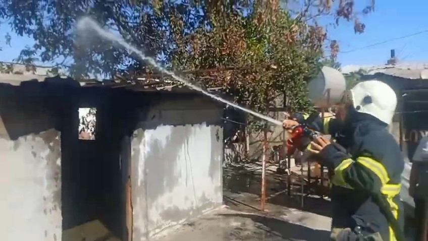 Evin Damında Çıkan Yangına Yoldan Geçen Tanker Müdahale Etti (1)