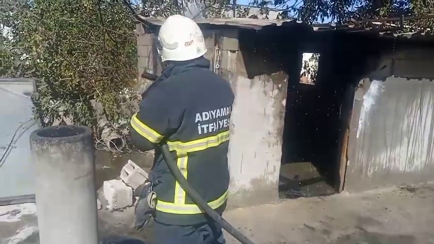 Evin Damında Çıkan Yangına Yoldan Geçen Tanker Müdahale Etti (2)