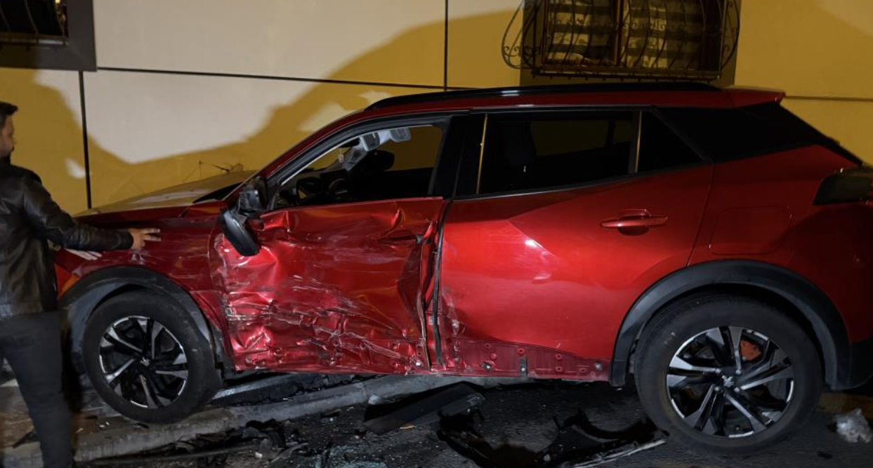 Eyüpsultan'da Bir Sürücü Sokakta Bulunan 8 Araca Çarptı (1)