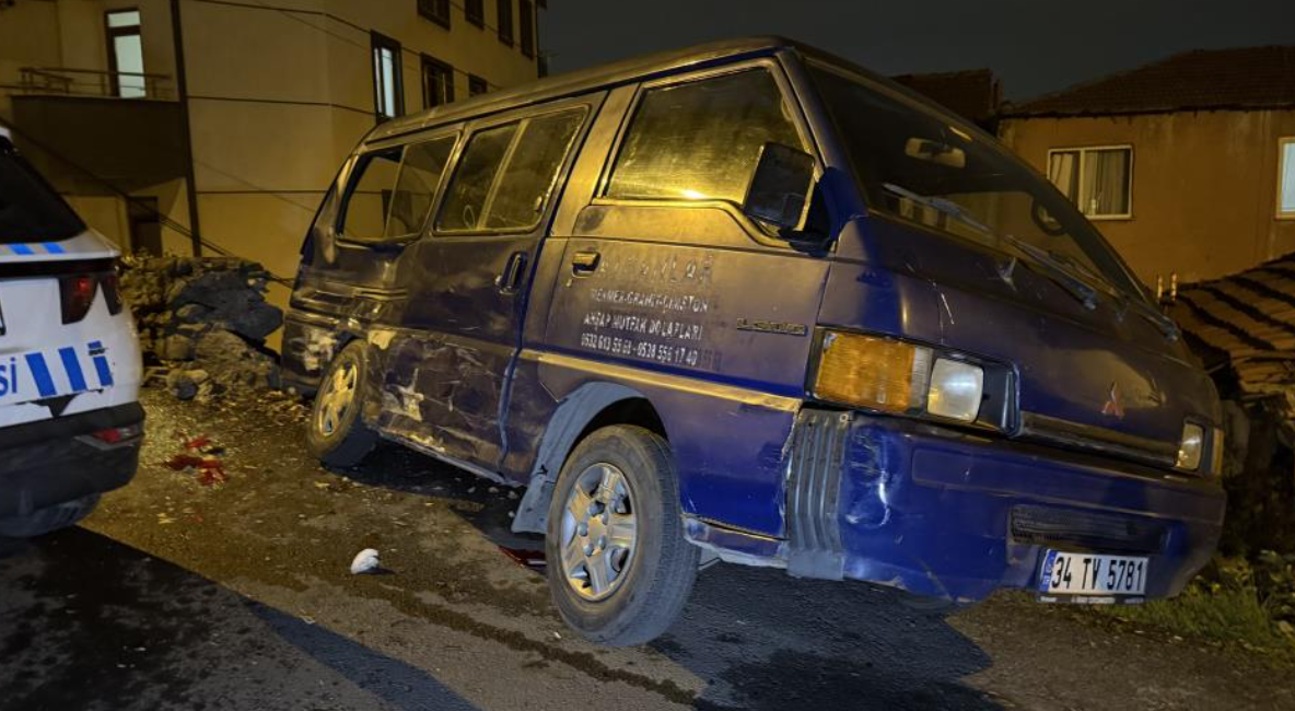 Eyüpsultan'da Bir Sürücü Sokakta Bulunan 8 Araca Çarptı (2)