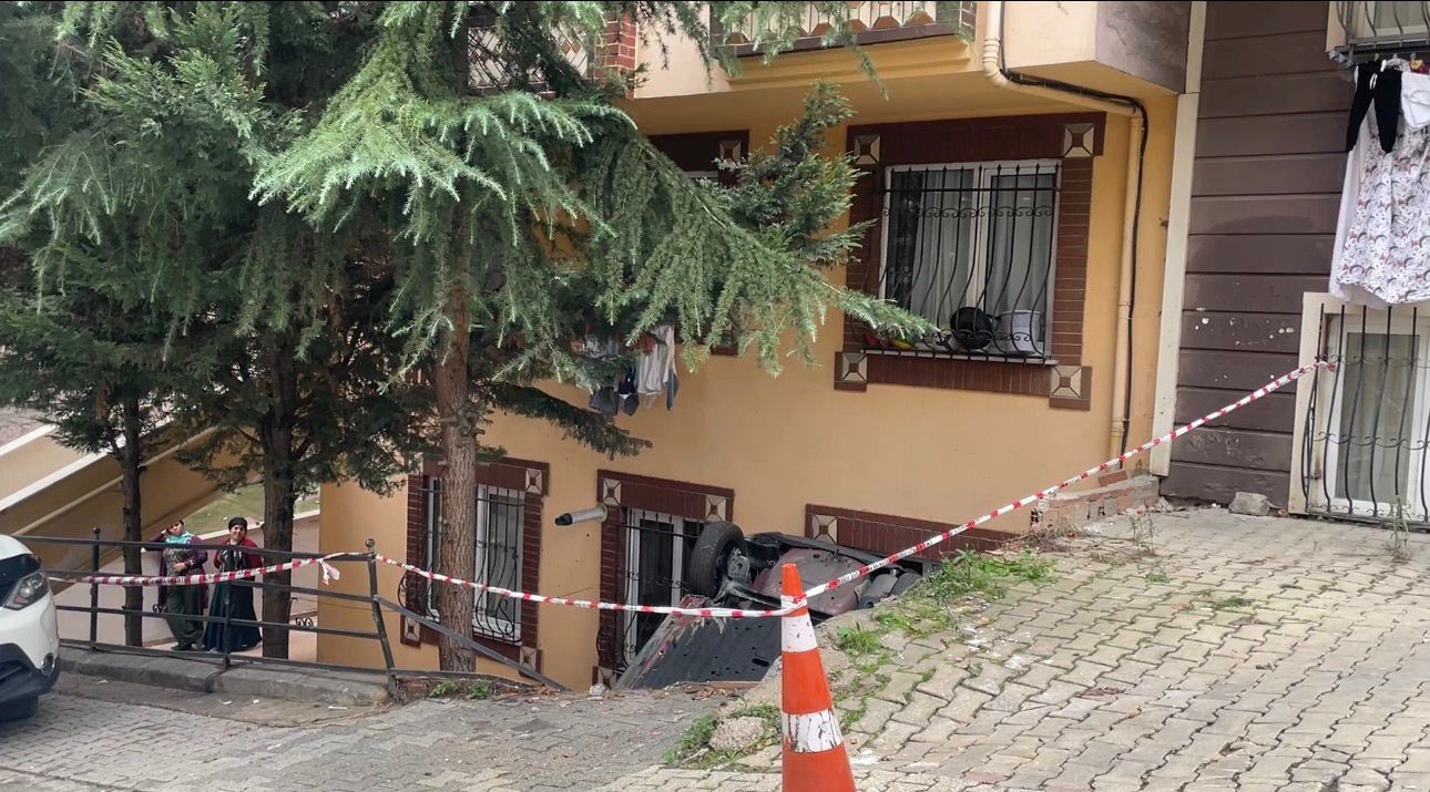 Fren Yerine Gaza Basan Sürücü Bahçeye Uçtu (1)