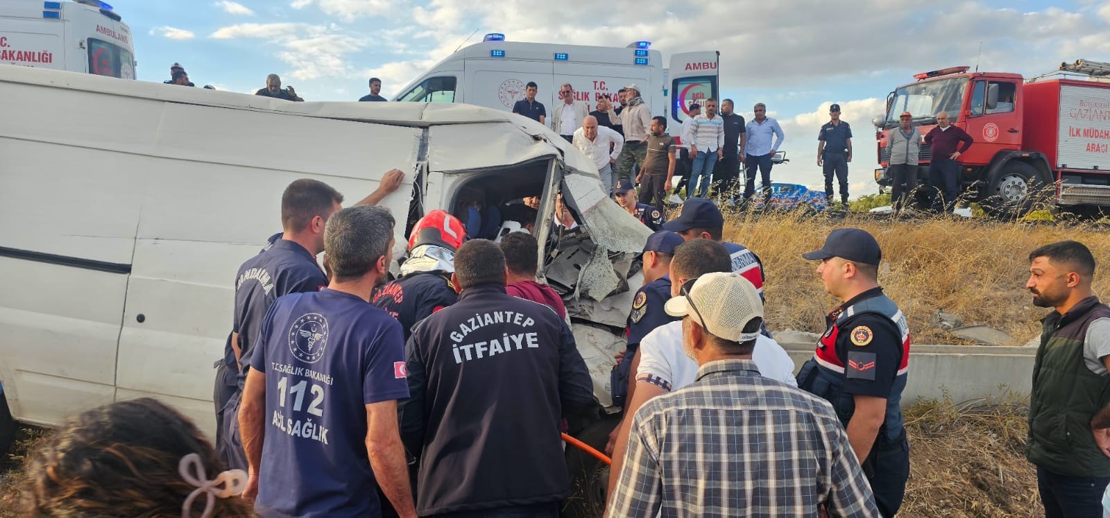 Gaziantep’te Kamyonet Şarampole Uçtuğu Kazada 2 Kişi Ağır Yaralı (4)