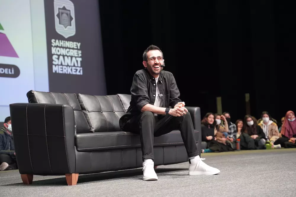 Gri Koç Kimdir, Nerelidir, Kaç Yaşında? Ne İş Yapıyor, Hangi Kitapları Yazdı?