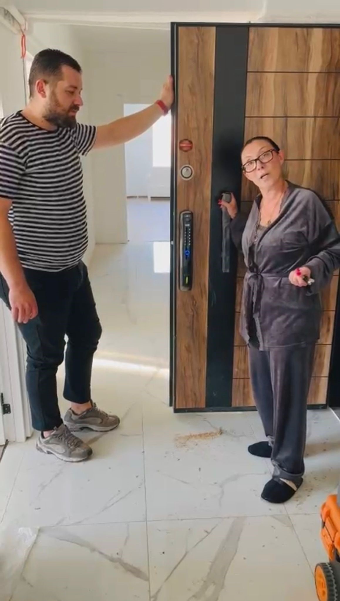 Güllü'nün Evindeki Akıllı Kilit Ile Ilgili Ilginç Detay (1)