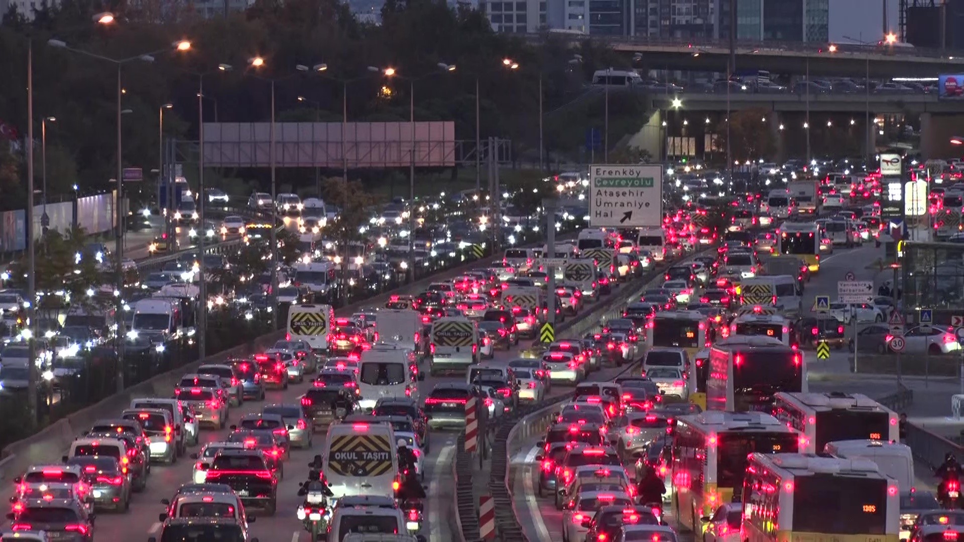 Haftanın Ilk Mesai Gününde İstanbul Trafiği Kilitlendi (3)
