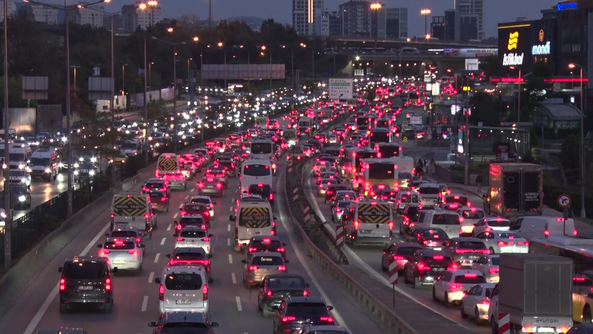 Haftanın Ilk Mesai Gününde İstanbul Trafiği Kilitlendi (4)