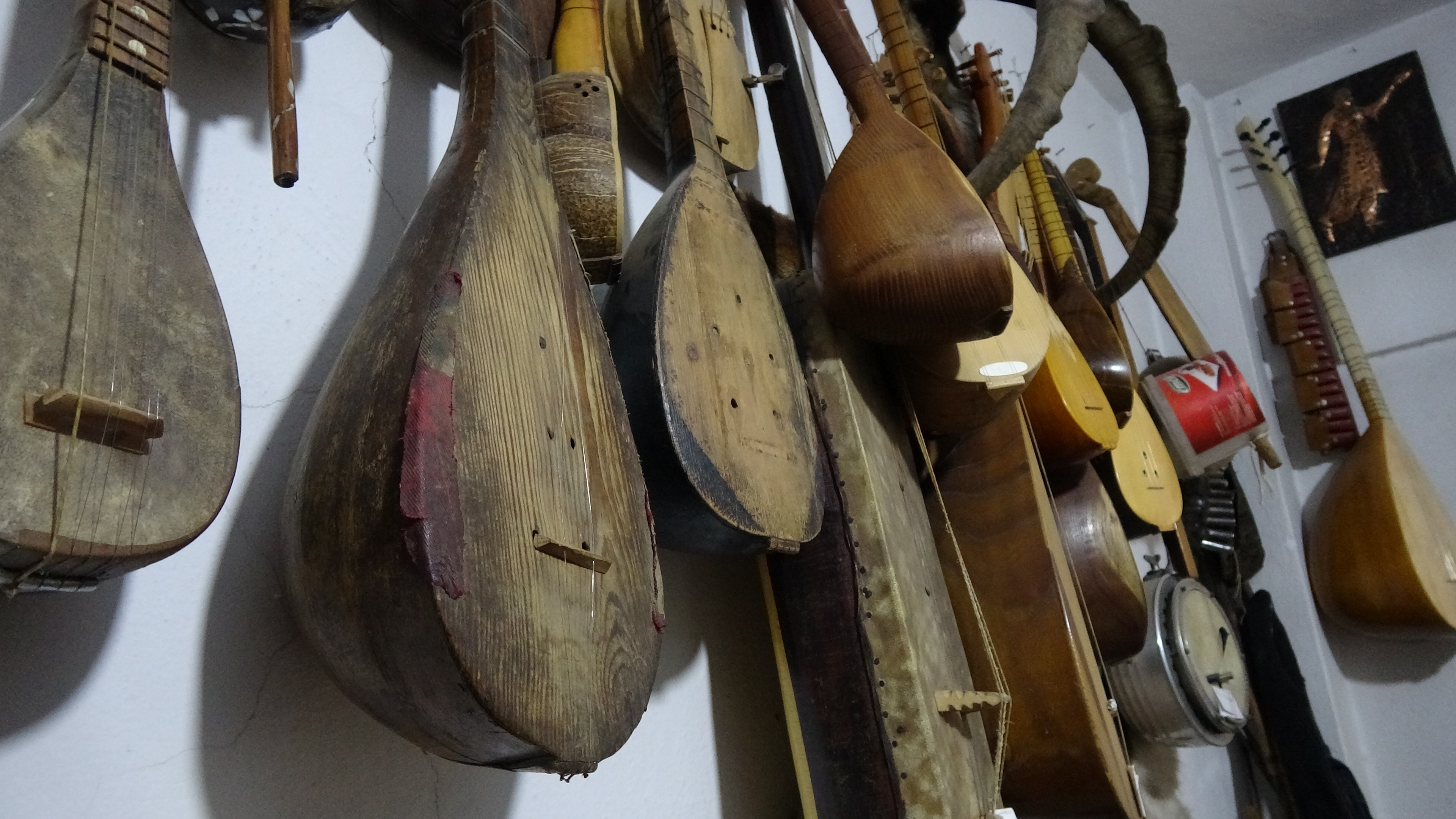 Hayatını Kaybeden Sanatçıların Sazları Gencgazete (10)