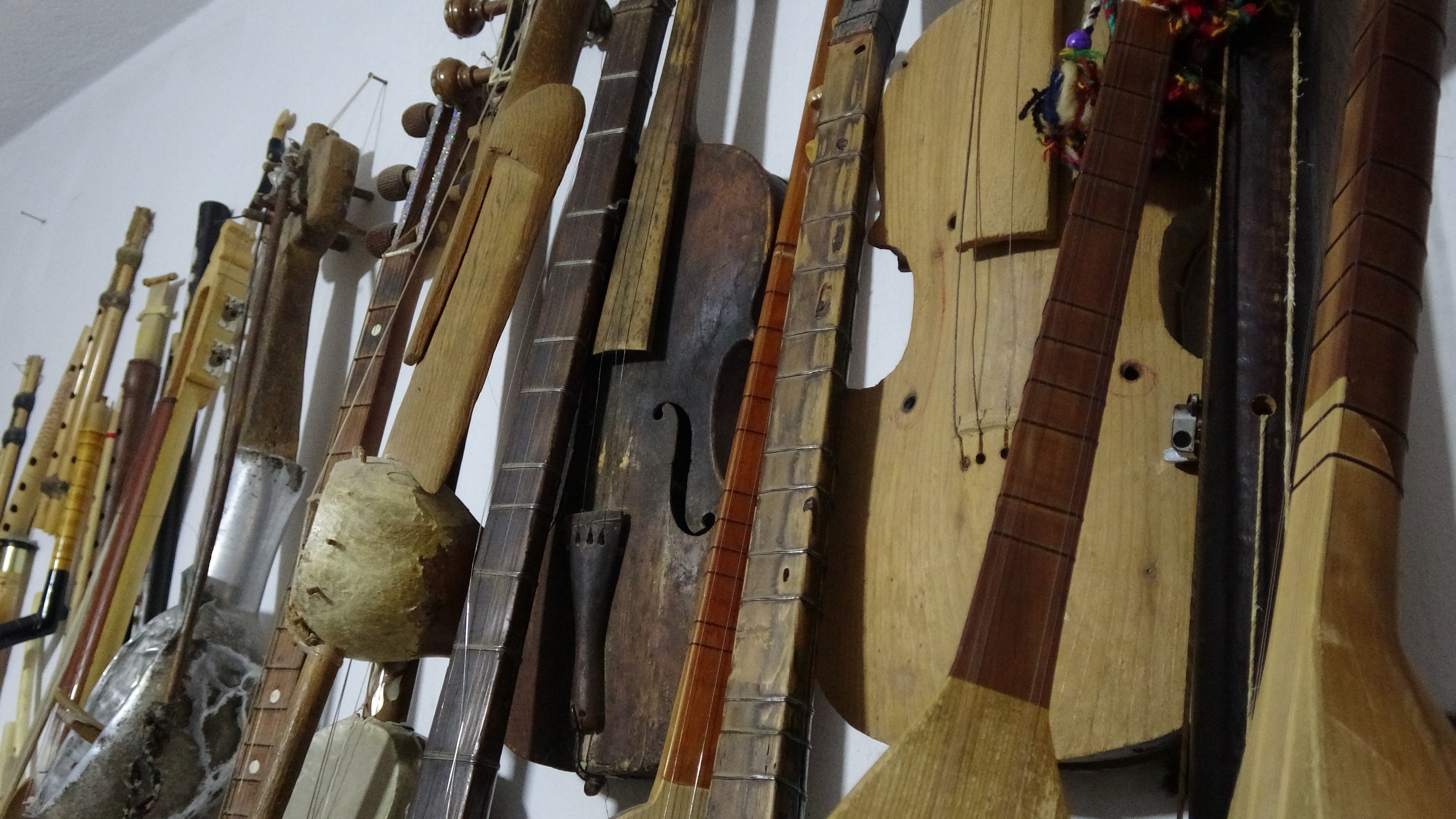 Hayatını Kaybeden Sanatçıların Sazları Gencgazete (4)