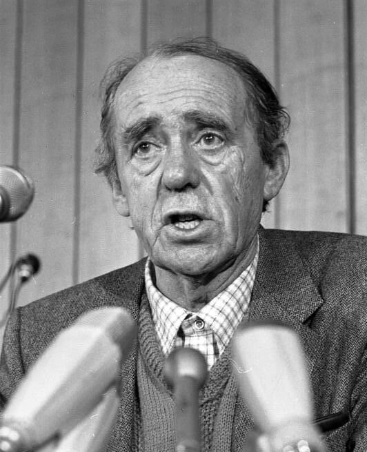 Heinrich Böll Nobel Edebiyat Ödülü’nü Kazandı