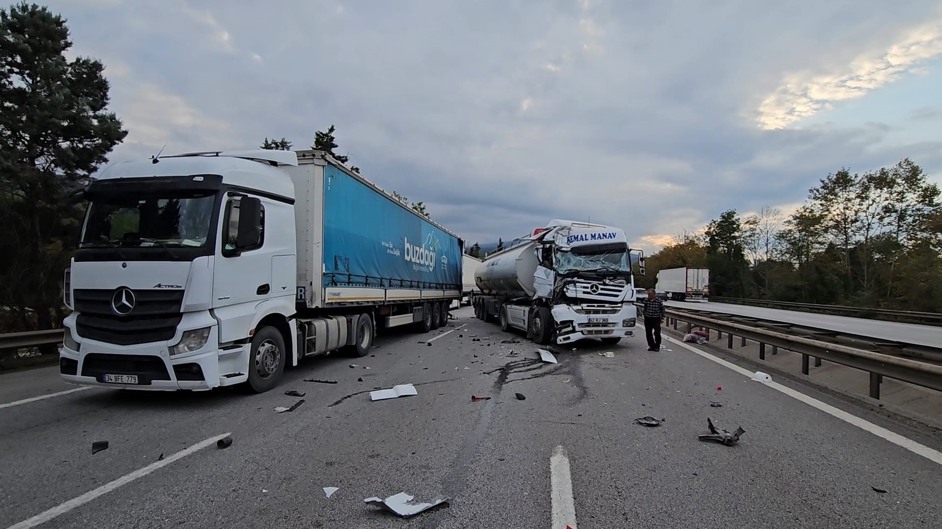 Hurdaya Dönen Tırdan Burnu Bile Kanamadan Çıktı (3)