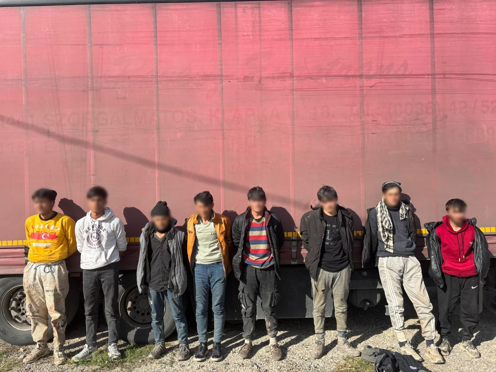 İlaçların Arasından 8 Kaçak Göçmen Çıktı (1)