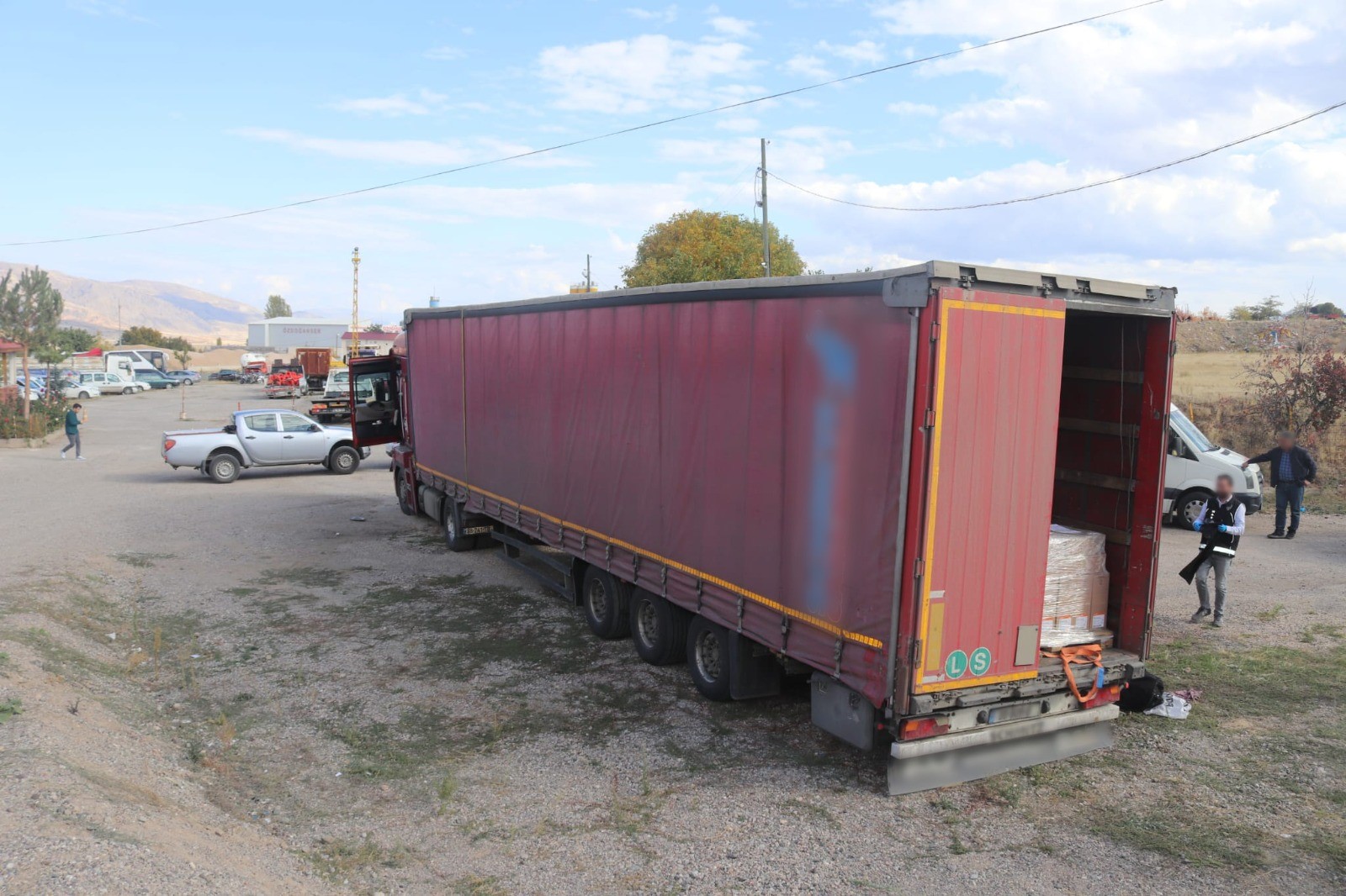 İlaçların Arasından 8 Kaçak Göçmen Çıktı (2)