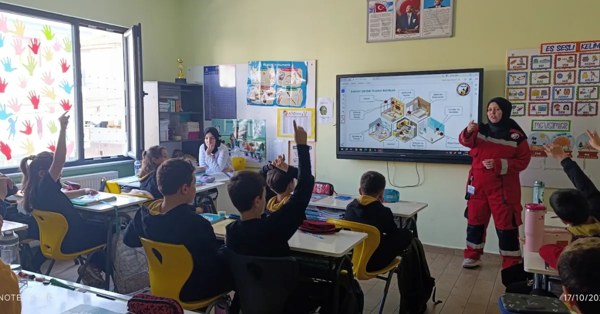 İndak, Ekim Ayı Boyunca İnegöl’deki Okullarda Afet Farkındalık Eğitimleri Ve Deprem Tatbikatları Gerçekleştirerek Öğrencilerde Bilinç Oluşturuyor (1)