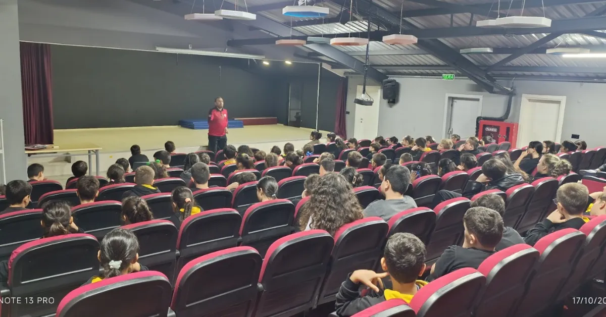 İndak, Ekim Ayı Boyunca İnegöl’deki Okullarda Afet Farkındalık Eğitimleri Ve Deprem Tatbikatları Gerçekleştirerek Öğrencilerde Bilinç Oluşturuyor (2)