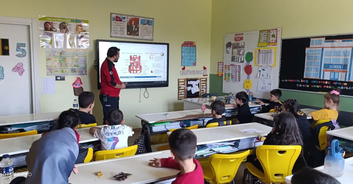 İndak, Ekim Ayı Boyunca İnegöl’deki Okullarda Afet Farkındalık Eğitimleri Ve Deprem Tatbikatları Gerçekleştirerek Öğrencilerde Bilinç Oluşturuyor (4)