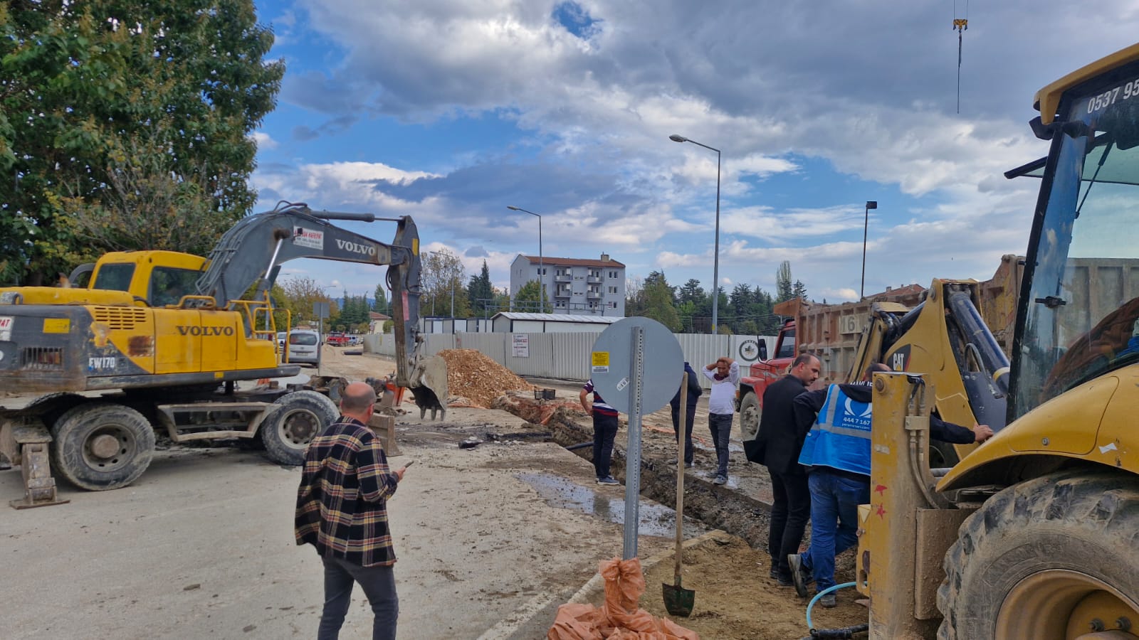 İnegöl Devlet Hastanesi Kavşağında Altyapı Çalışması Trafiği Felç Etti (4)