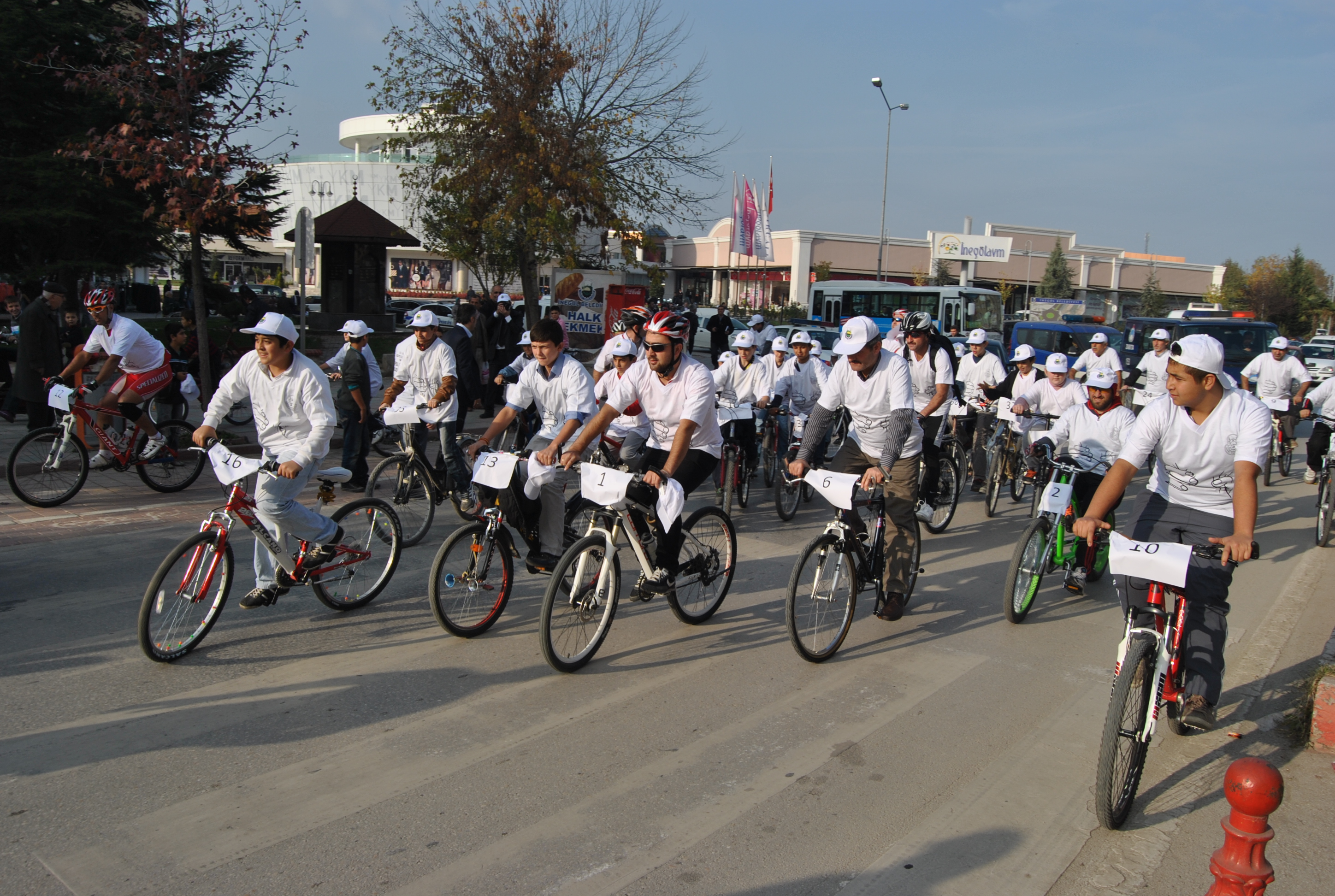 İnegöl’de 1940’Lı Yıllarda Bisiklet Ehliyeti Verildi Arsiv Haber 2007 Gencgazete (6)
