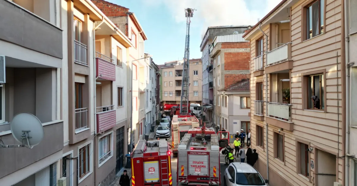 İnegöl’de 5 Katlı Binanın Çatısında Yangın (2)