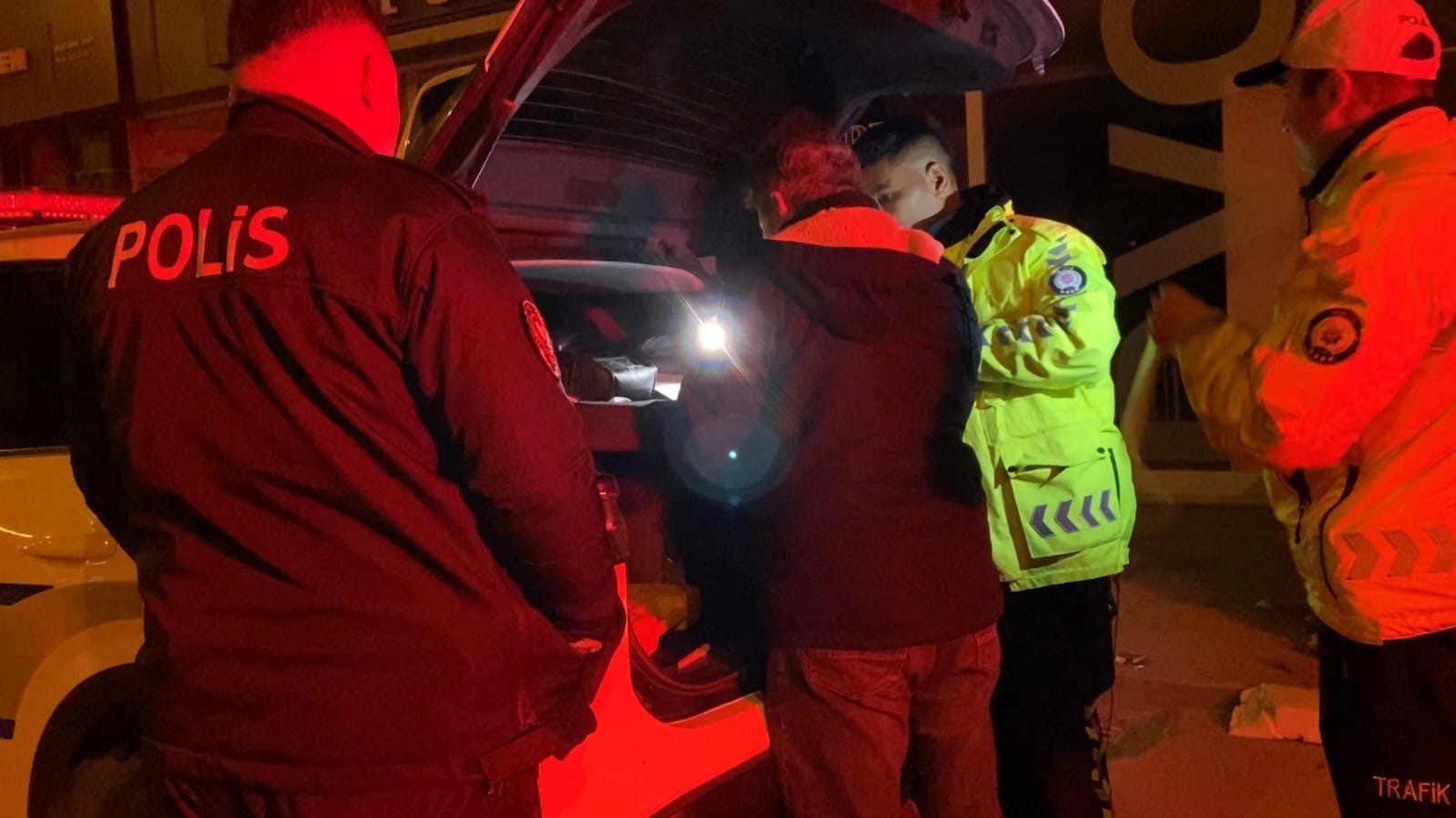 İnegöl'de Alkollü Yakalanan Sürücü Aracını Öve Öve Bitiremedi (4)