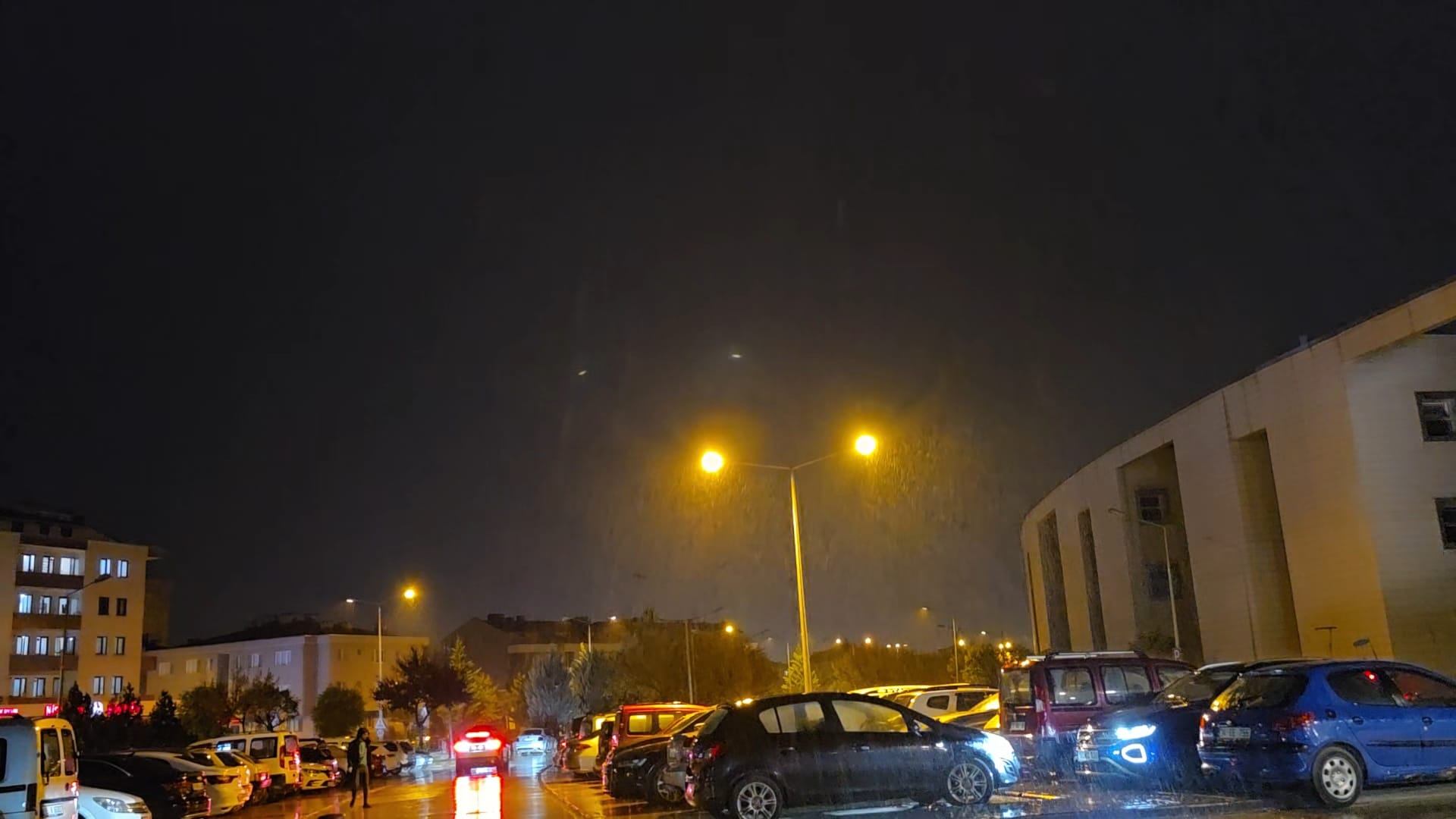 İnegöl’de Gök Gürültüsü Ve Şimşekler Geceyi Aydınlattı (1)-1