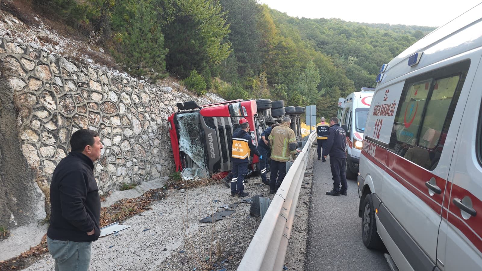 İnegöl’de Hayvan Yemi Yüklü Tırım Devrildiği Kazada 2 Kişi Ağır Yaralandı (1)-1