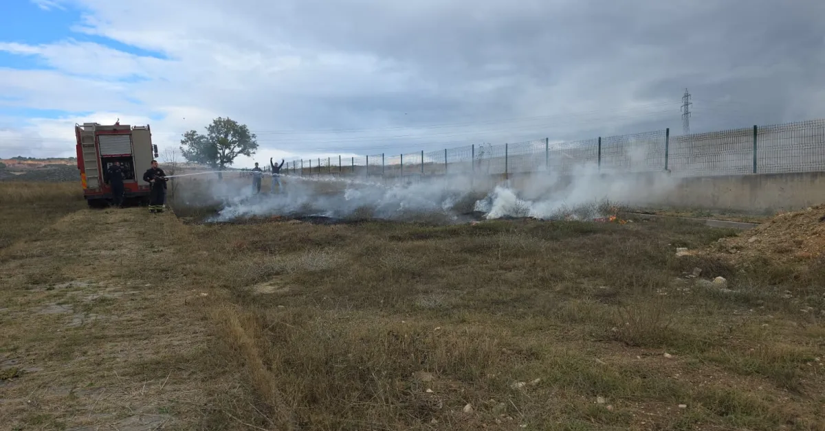 İnegöl’de Mezarlıkta Çıkan Ot Yangını Korkuttu (2)