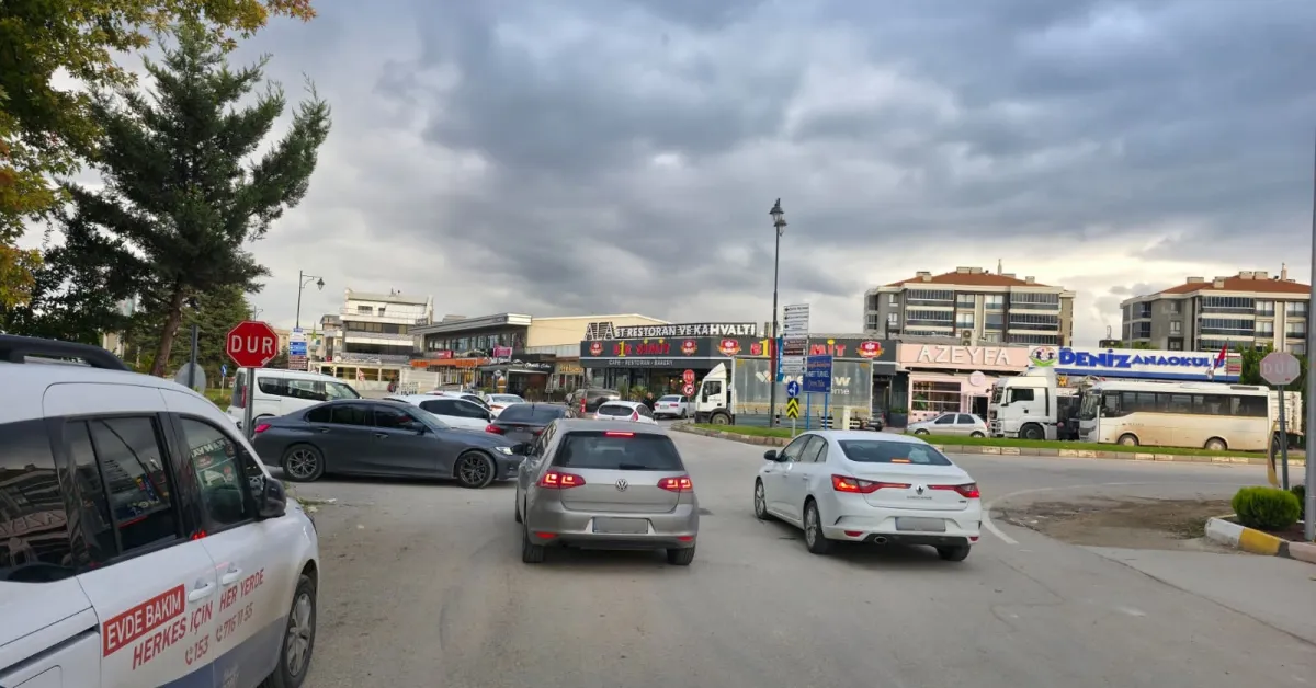 İnegöl’de Trafik Yoğunluğu İtfaiye Müdahalesini Zorlaştırıyor (4)