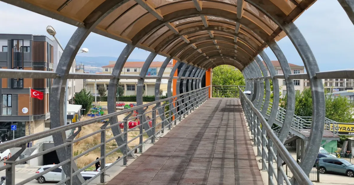 İnegöl'deki Üst Geçitlerdeki Asansör Eksikliği Tepki Çekiyor (1)