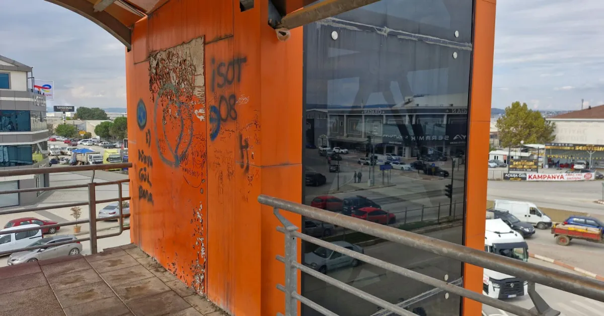 İnegöl'deki Üst Geçitlerdeki Asansör Eksikliği Tepki Çekiyor (2)