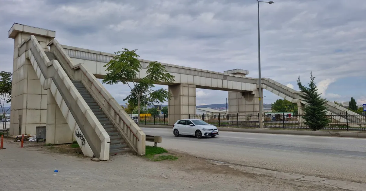 İnegöl'deki Üst Geçitlerdeki Asansör Eksikliği Tepki Çekiyor (3)