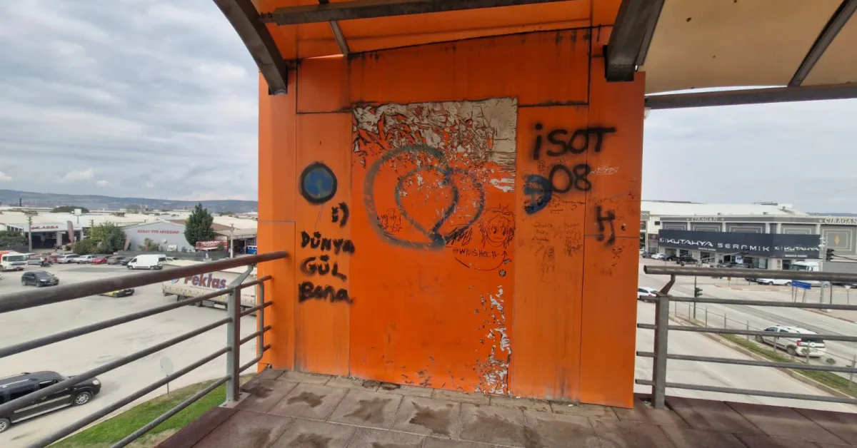 İnegöl'deki Üst Geçitlerdeki Asansör Eksikliği Tepki Çekiyor (4)