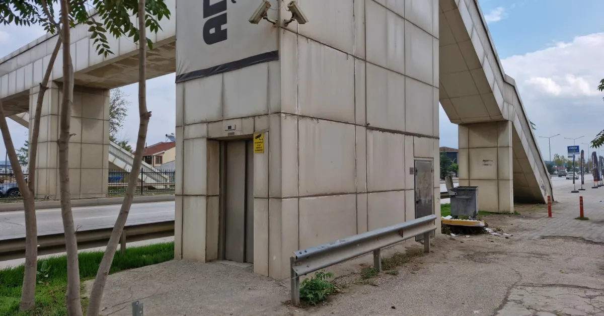 İnegöl'deki Üst Geçitlerdeki Asansör Eksikliği Tepki Çekiyor (5)