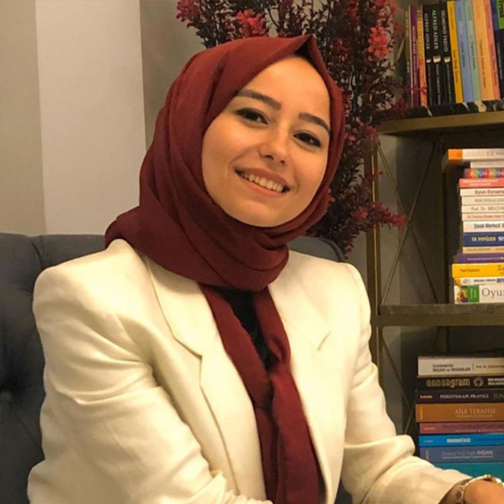 İrem Oturaklıoğlu Kaya Kimdir, Nerelidir, Kaç Yaşında Ne İş Yapıyor, Hangi Kitapları Yazdı (1)