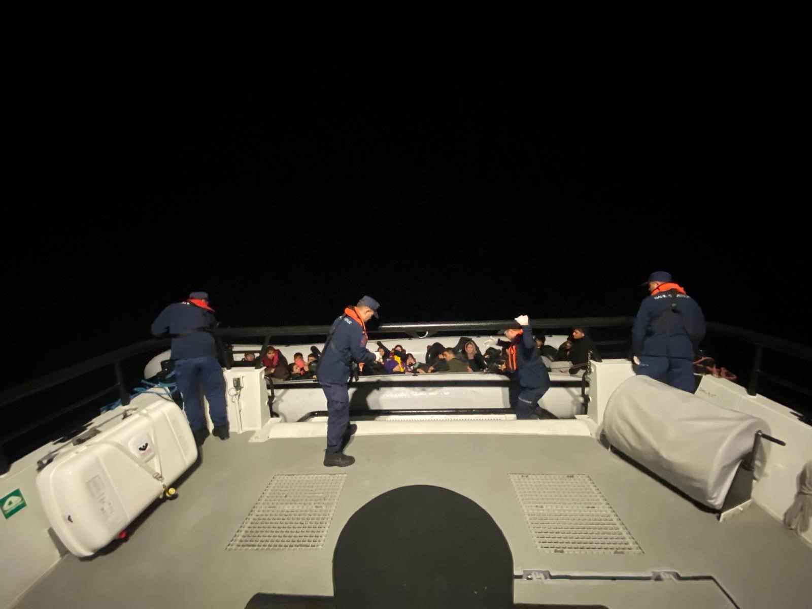 İzmir Açıklarında 51 Düzensiz Göçmen Yakalandı, 84 Göçmen Kurtarıldı (3)