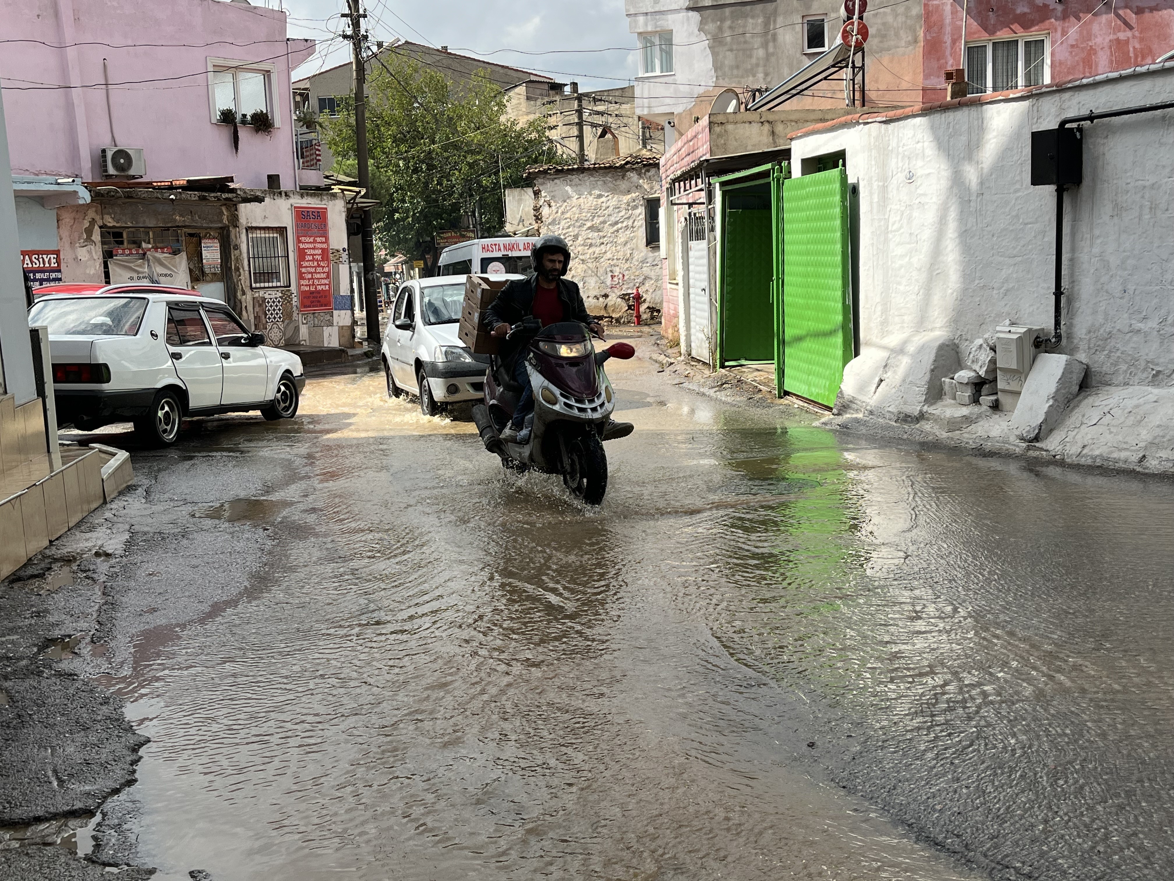 İzmir'de Etkili Olan Sağanak Sonrası Yollar Göle Döndü (4)