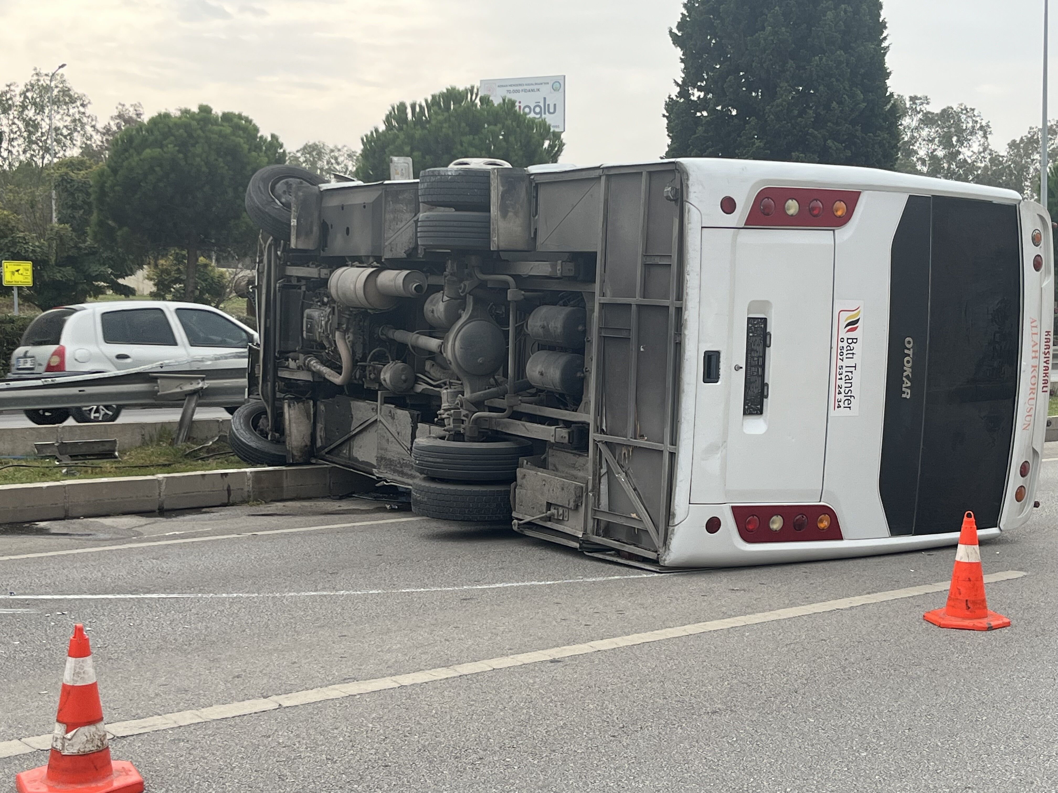 İzmir’de Havalimanı Personel Servisi Devrildi 5 Yaralı (3)