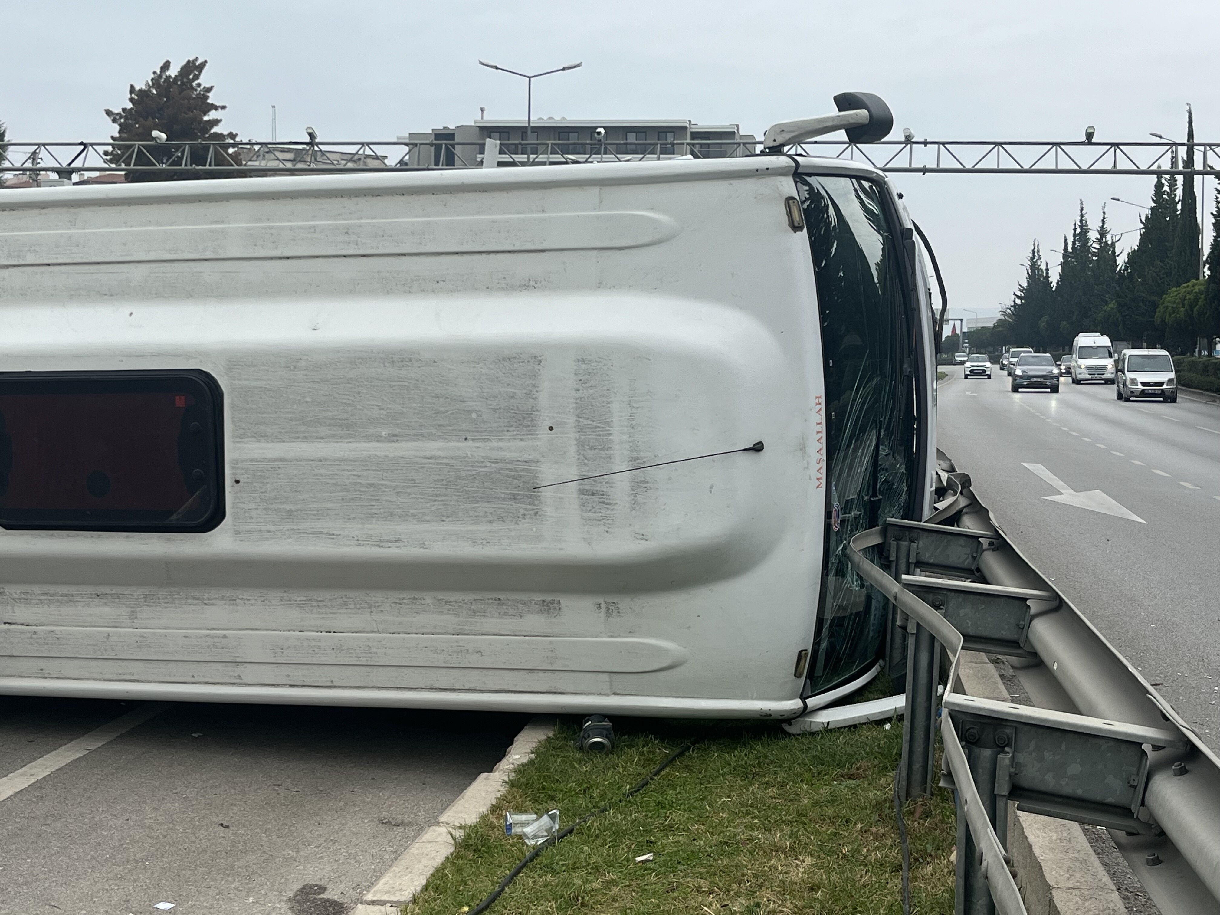 İzmir’de Havalimanı Personel Servisi Devrildi 5 Yaralı (4)