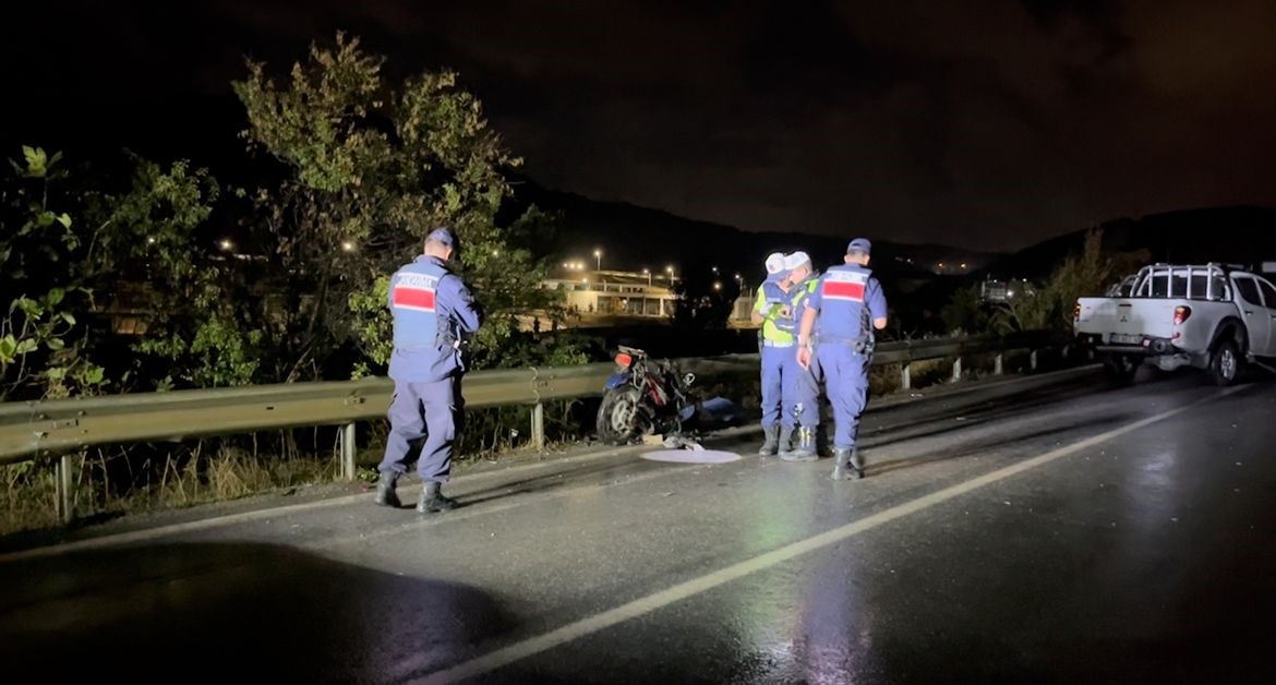 İzmir'de Pikap Ile Elektrikli Bisikletin Çarpıştığı Kazada 2 Kişi Öldü (3)
