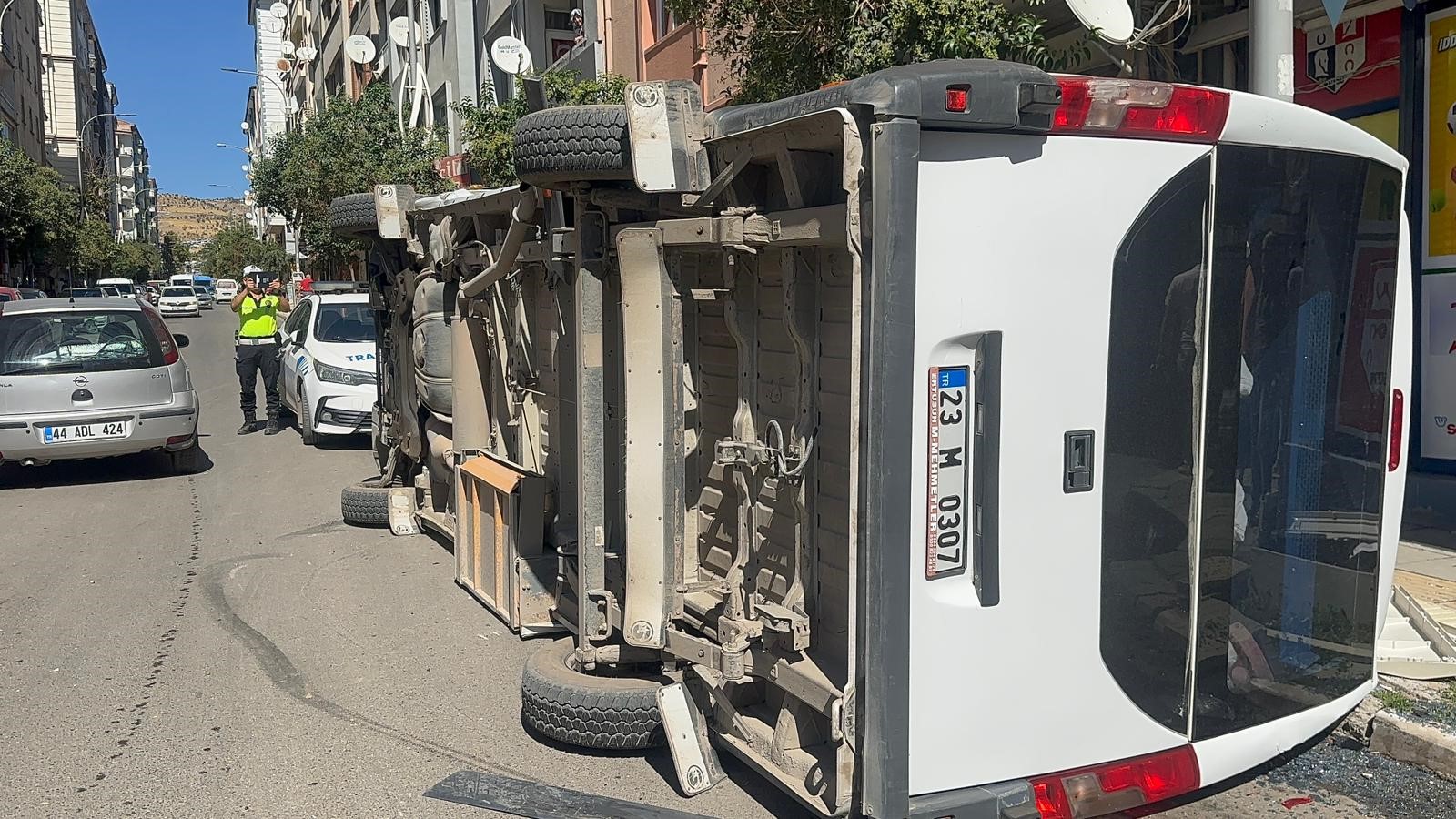 Kamyonet Ile Çarpışan Yolcu Minibüsü Devrildi (3)